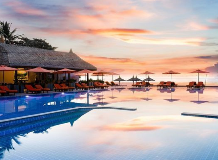 Hồ bơi vô cực tại resort Phan Thiết gần biển trong voucher resort Phan Thiết